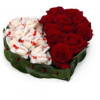 Сердце из 11 роз с Рафаэлло - заказать доставку цветов онлайн